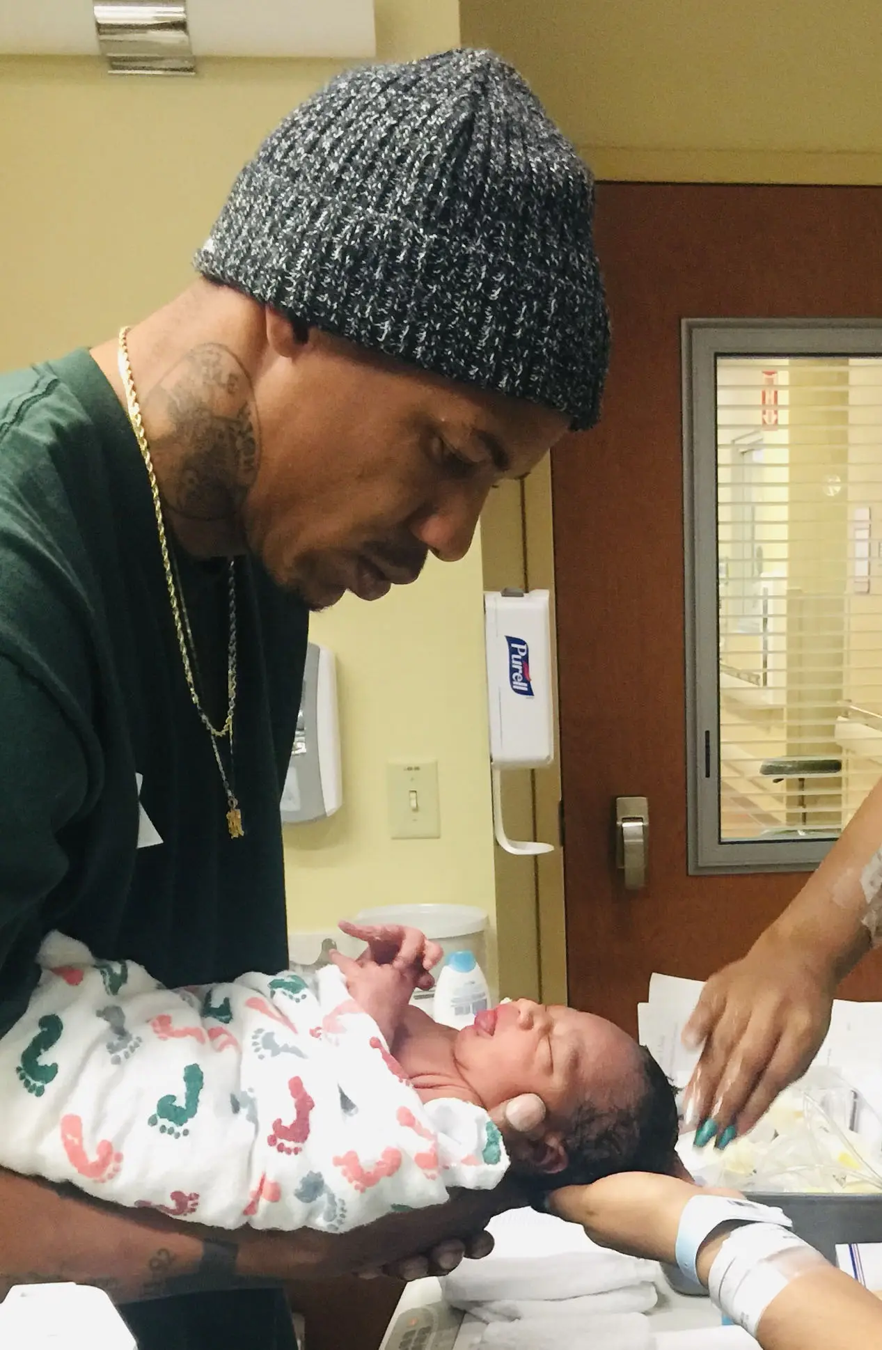 dad with his newborn